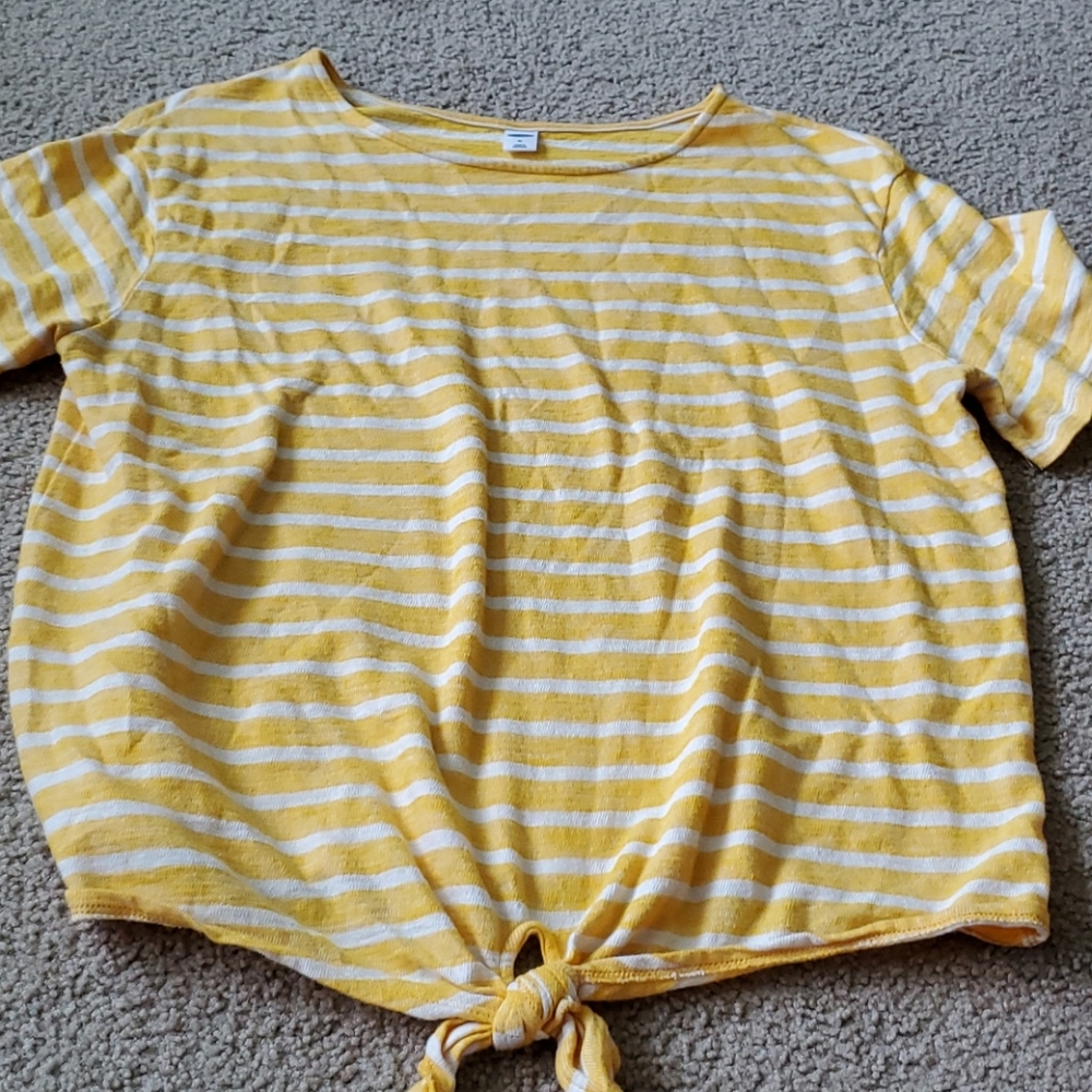 White and yellow knotted t-shirt